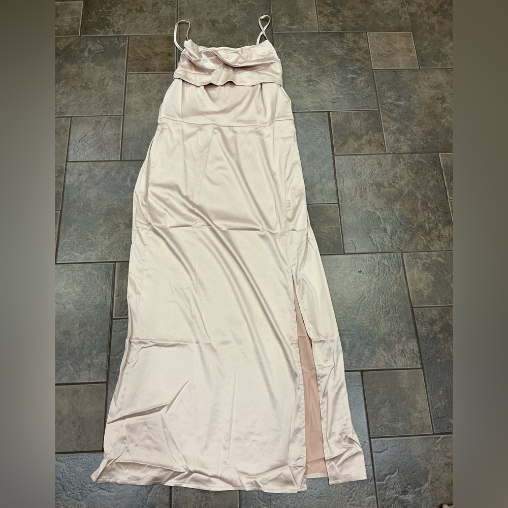 🥵 Elegant champagne Gown with Bow Detail